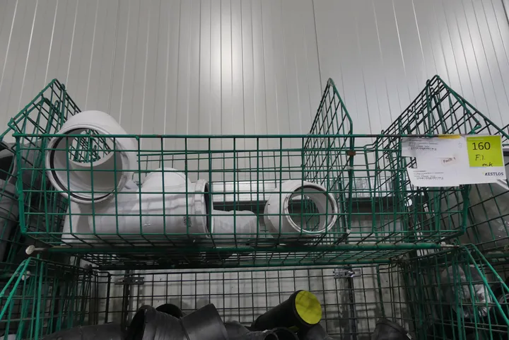 Konvolut PVC-Abwasser-Formteile Umfang: Fachinhalt, mit Korb